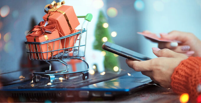 Pessoa fazendo compras durante as vendas de Natal. Saiba como o Teste de marca pode ajudar!