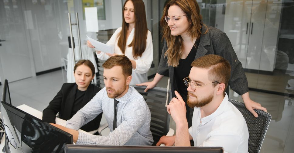 Time avalia dados de mercado para compreender os novos consumidores.