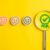 Lupa foca em selo verde de aprovação ao lado de emojis de satisfação do cliente.
