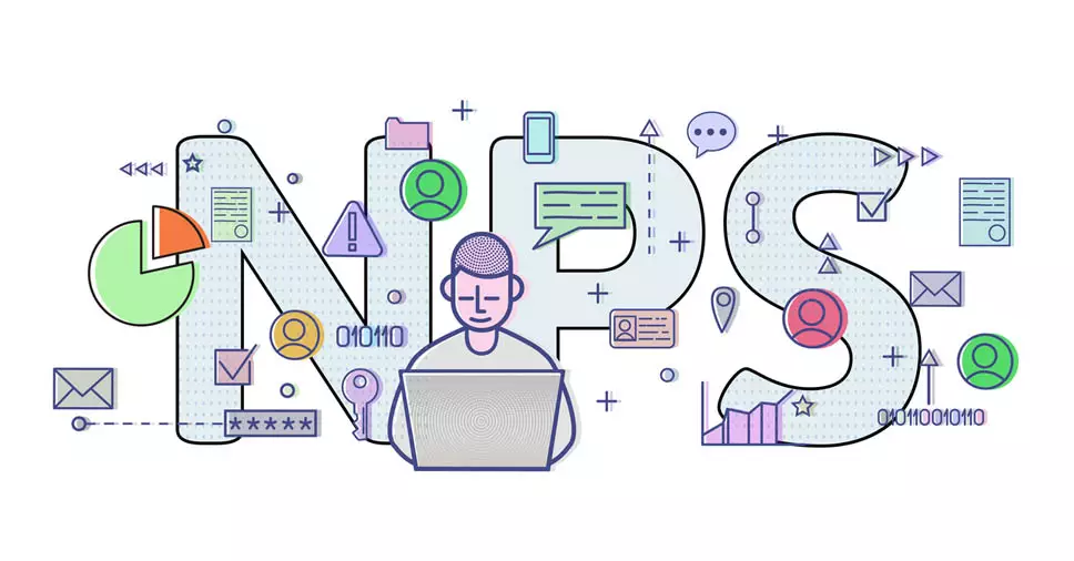 Pessoa mexendo no computador com NPS ao fundo, que diz respeito ao nível de satisfação dos clientes