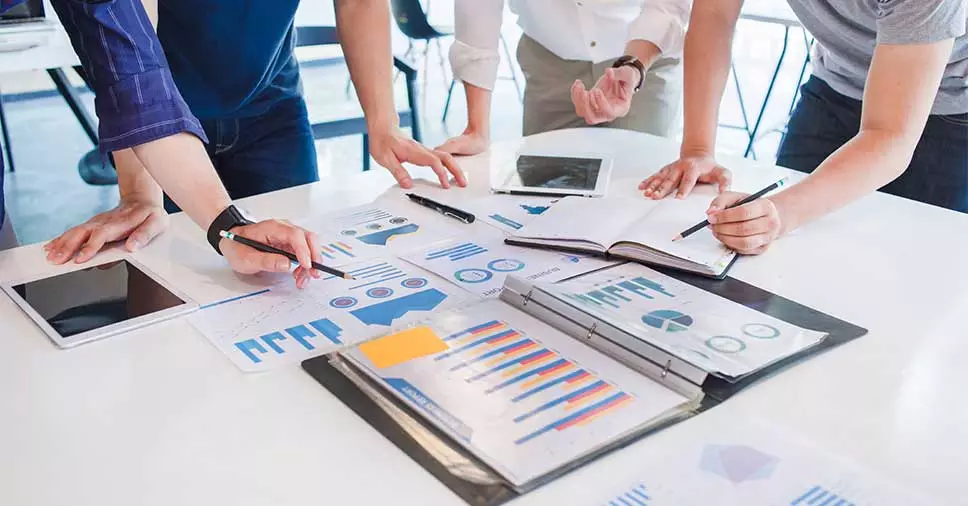Pessoas analisando as novas oportunidades de mercado